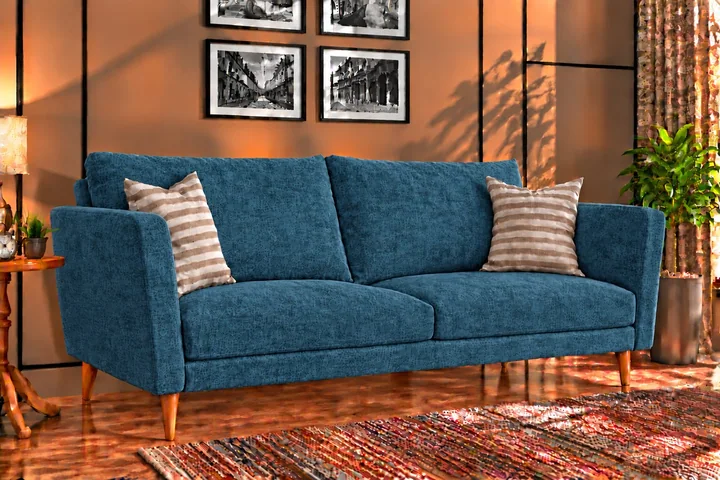 Kima SR 09 on a sofa